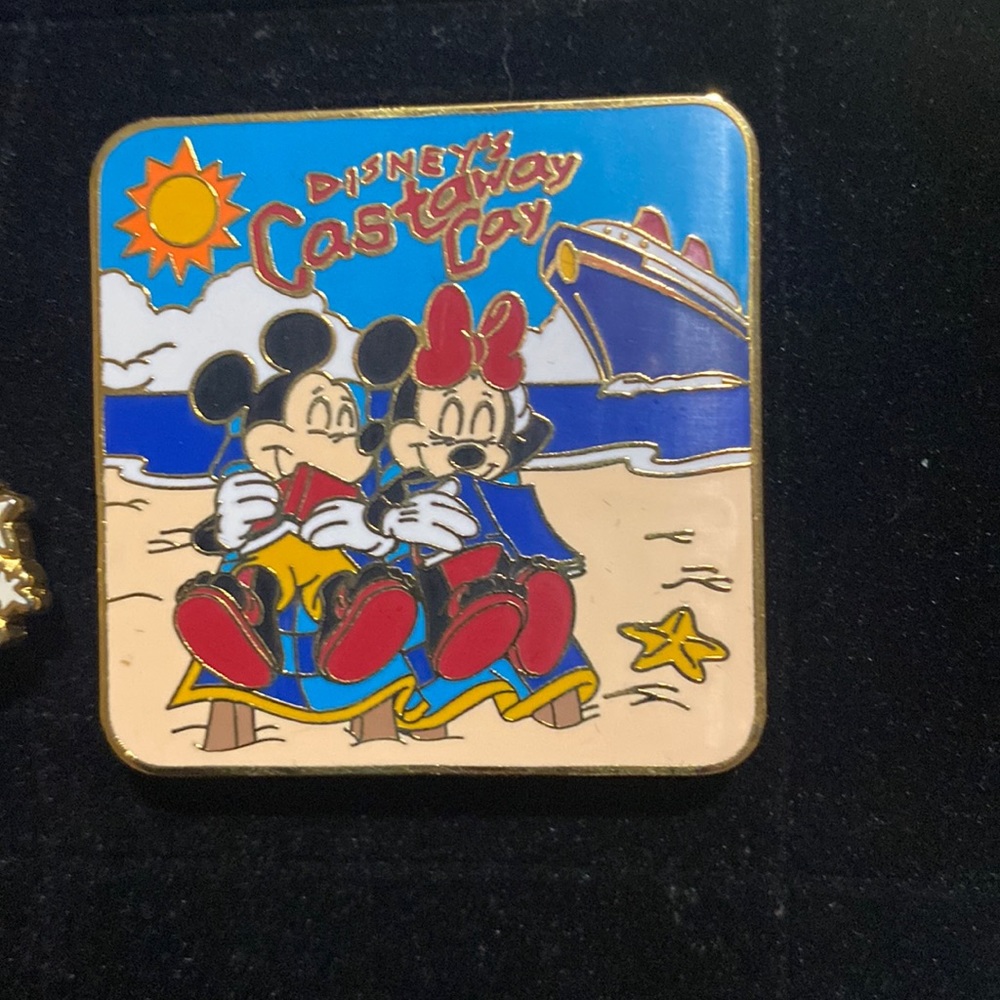 Disney castaway pin Mickey and Minnie